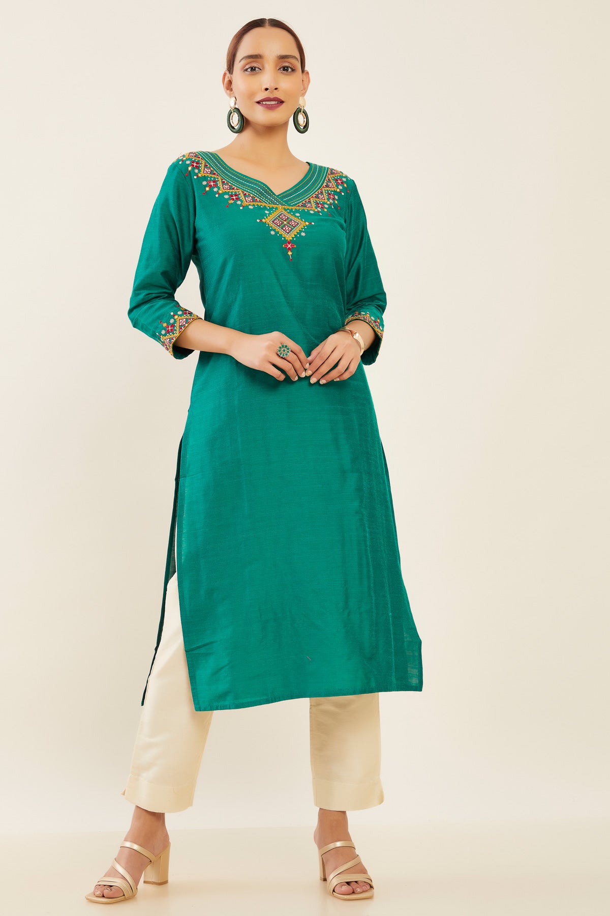 Contrast Tribal Motif Embroidered Kurta - Green