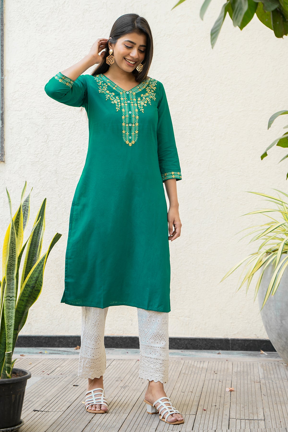 Contrast Floral Embroidered Kurta Green