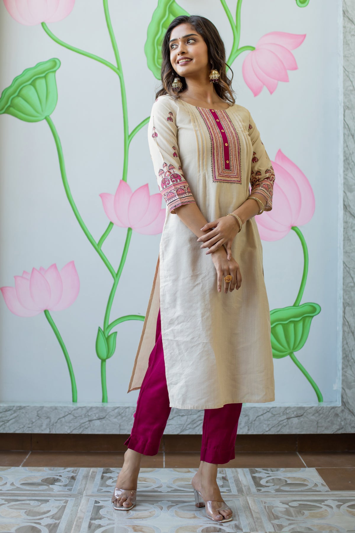 Geometric Motif Embroidered With Elephant Printed Kurta - Off White