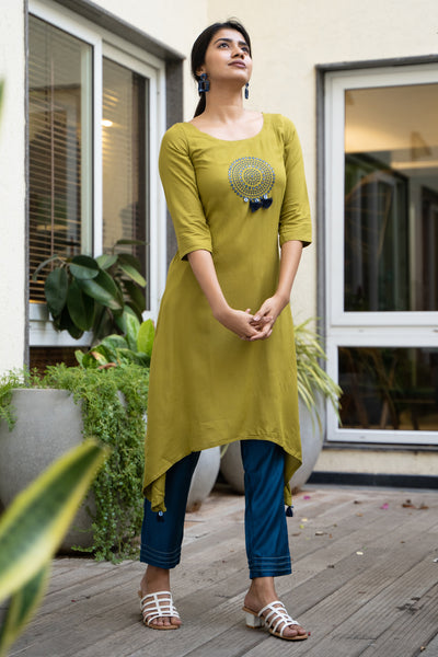 Foil Mirror Embellished With Geometric Embroidered Kurta - Green