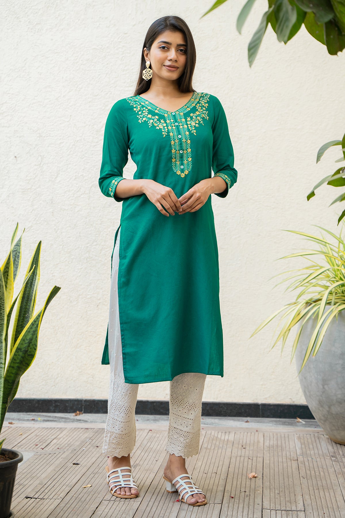 Contrast Floral Embroidered Kurta - Green
