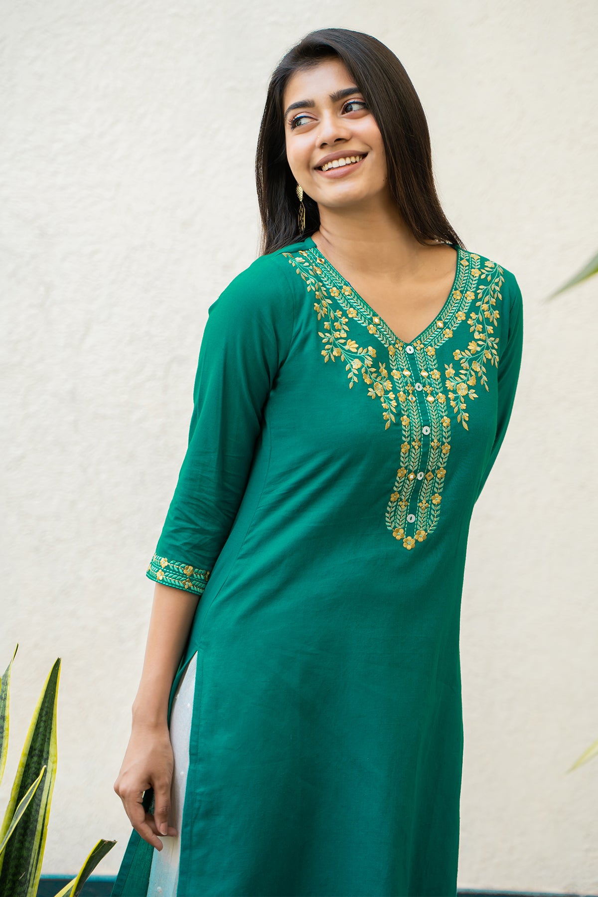 Contrast Floral Embroidered Kurta - Green