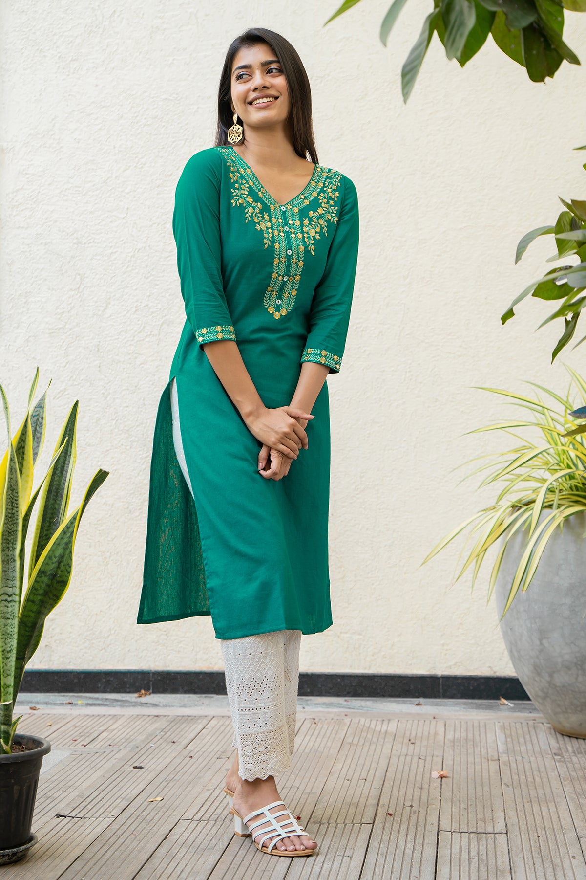 Contrast Floral Embroidered Kurta Green