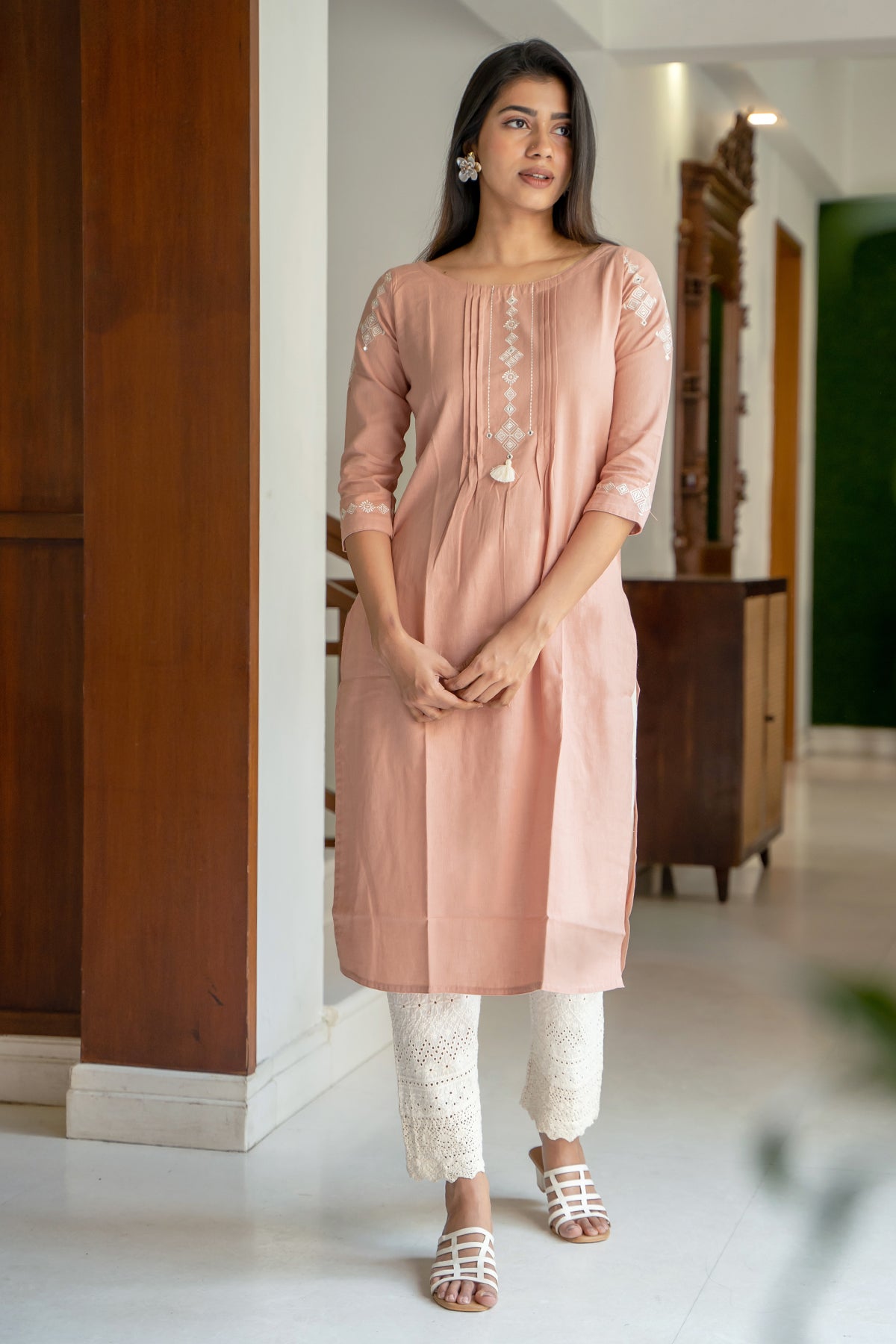 Foil Mirror Embellished With Geometric Embroidered Kurta - Peach