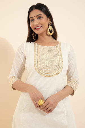 Women off white kurta with kasavu