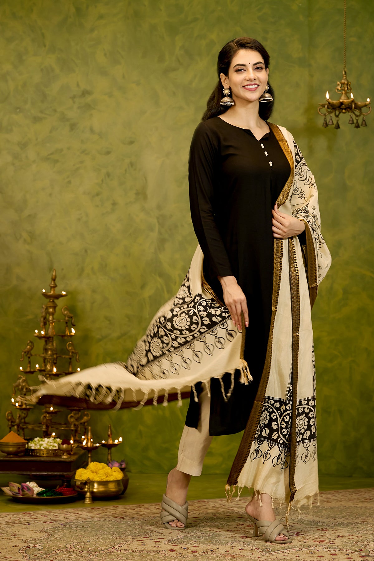 Solid Kurta with Pen Kalamkari Printed Dupatta - Black & Beige