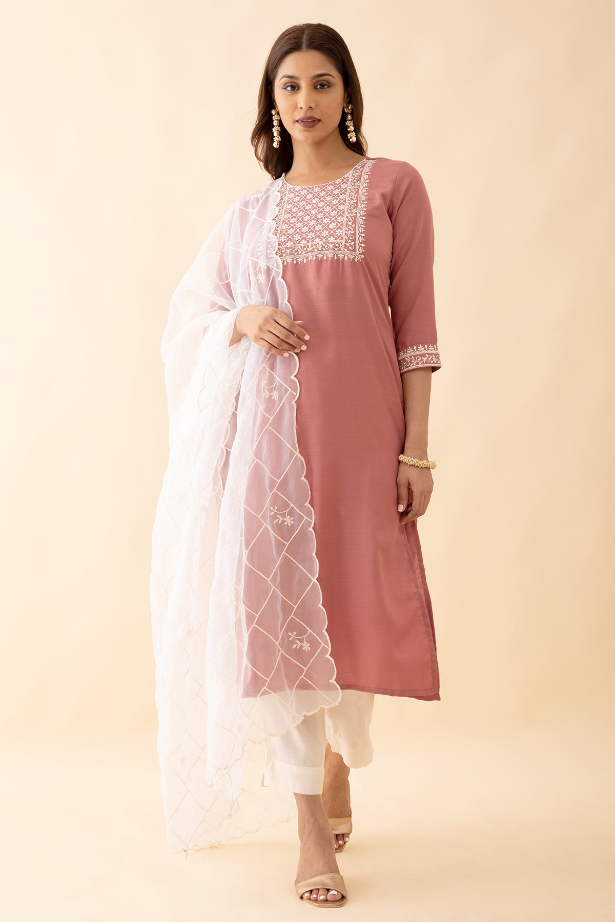 Floral Embroidered Yoke Kurta Set With Embroidered Organza Dupatta Peach Off White