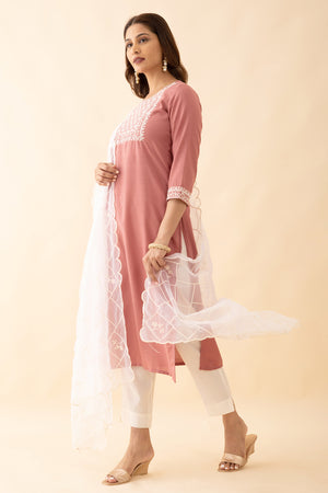 Floral Embroidered Yoke Kurta Set With Embroidered Organza Dupatta Peach Off White