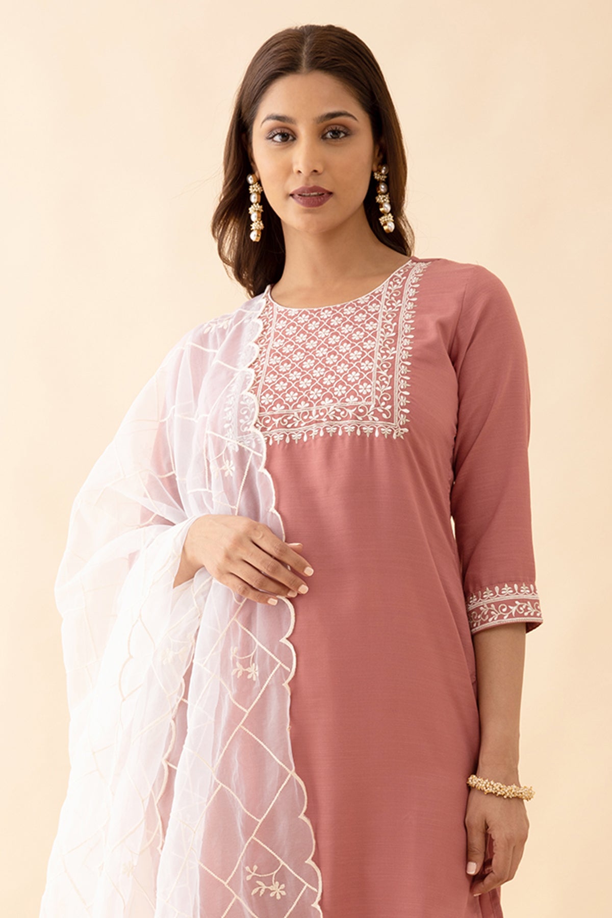 Floral Embroidered Yoke Kurta Set With Embroidered Organza Dupatta Peach Off White