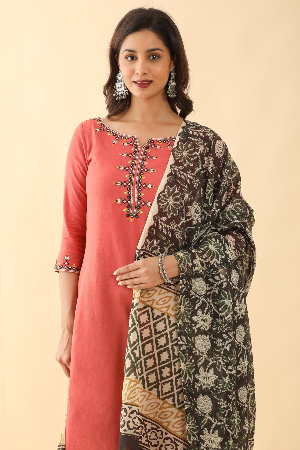 Geometric Embroidered Yoke Kurta Set With Kalamkari Dupatta Peach Black
