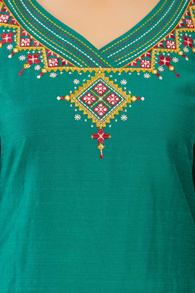 Contrast Tribal Motif Embroidered Kurta - Green