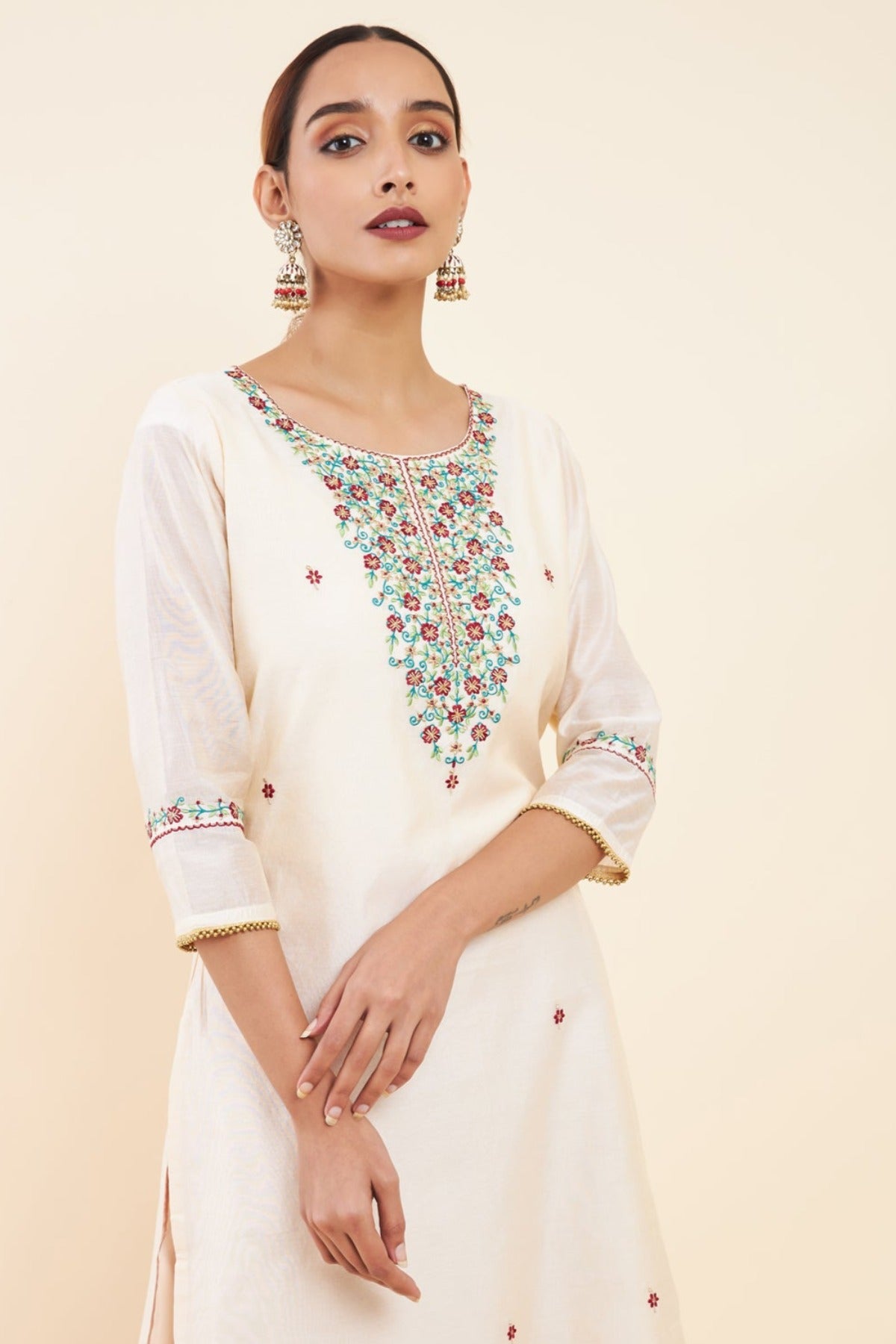 Contrast Floral Embroidered Kurta - Off white