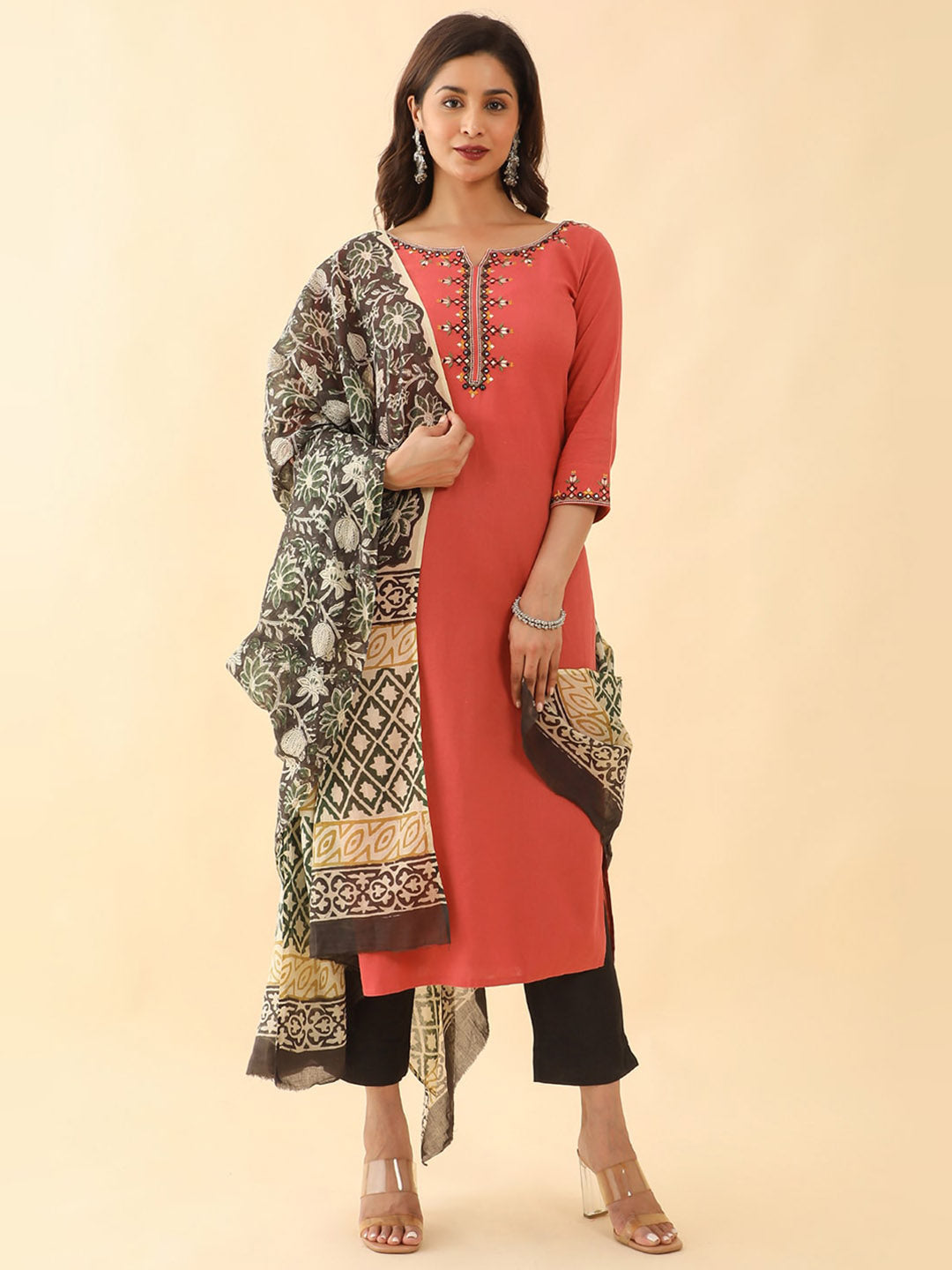 Geometric Embroidered Yoke Kurta Set With Kalamkari Dupatta Peach Black
